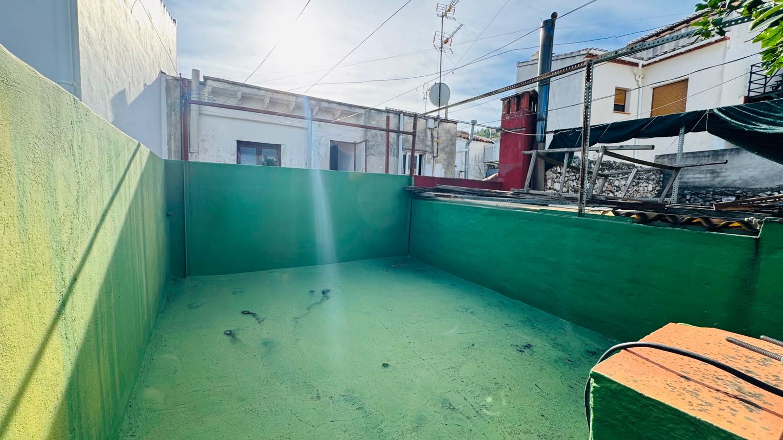 Se vende amplia casa de pueblo con jardín en Pedreguer