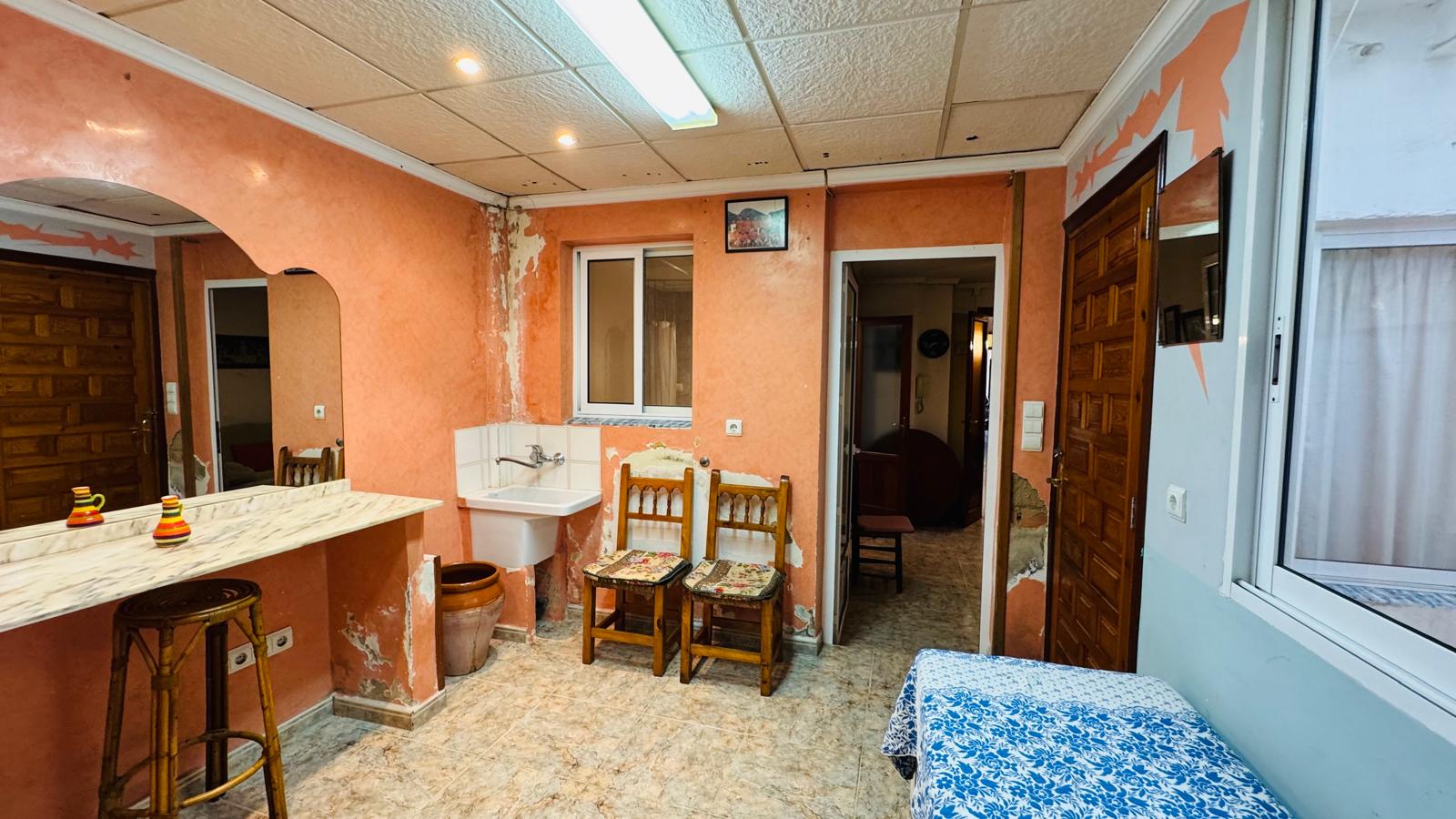 Se vende amplia casa de pueblo con jardín en Pedreguer