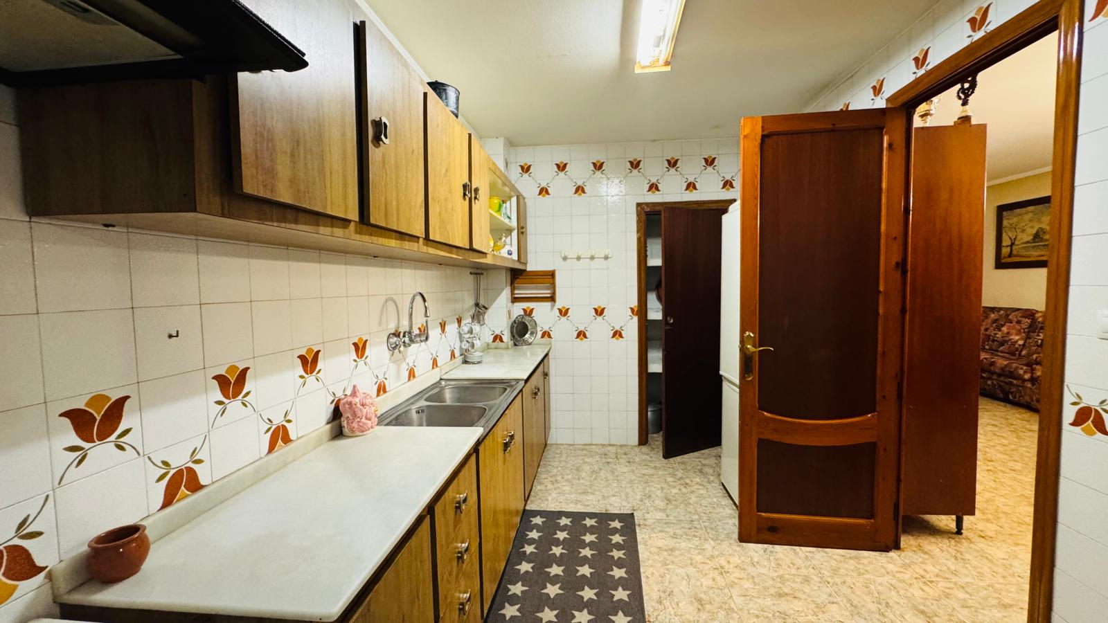 Se vende amplia casa de pueblo con jardín en Pedreguer
