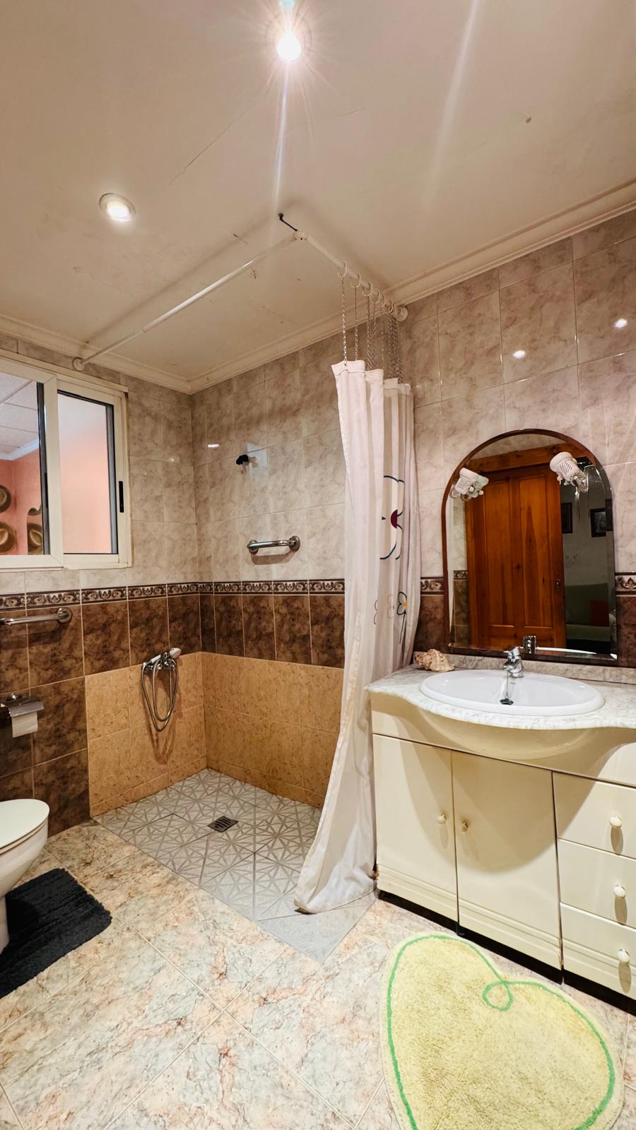 Se vende amplia casa de pueblo con jardín en Pedreguer