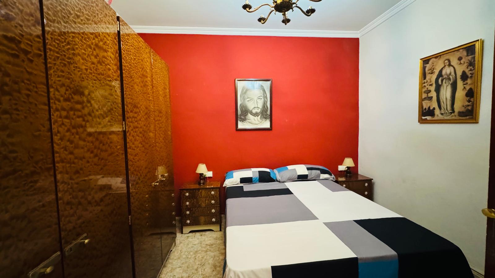 Se vende amplia casa de pueblo con jardín en Pedreguer