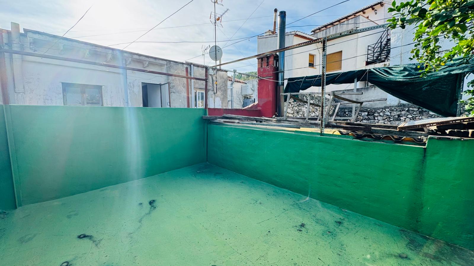 Se vende amplia casa de pueblo con jardín en Pedreguer