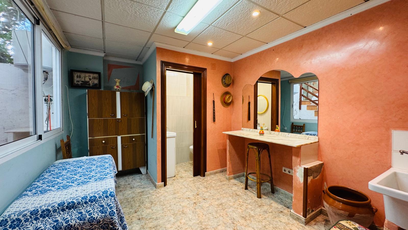 Se vende amplia casa de pueblo con jardín en Pedreguer