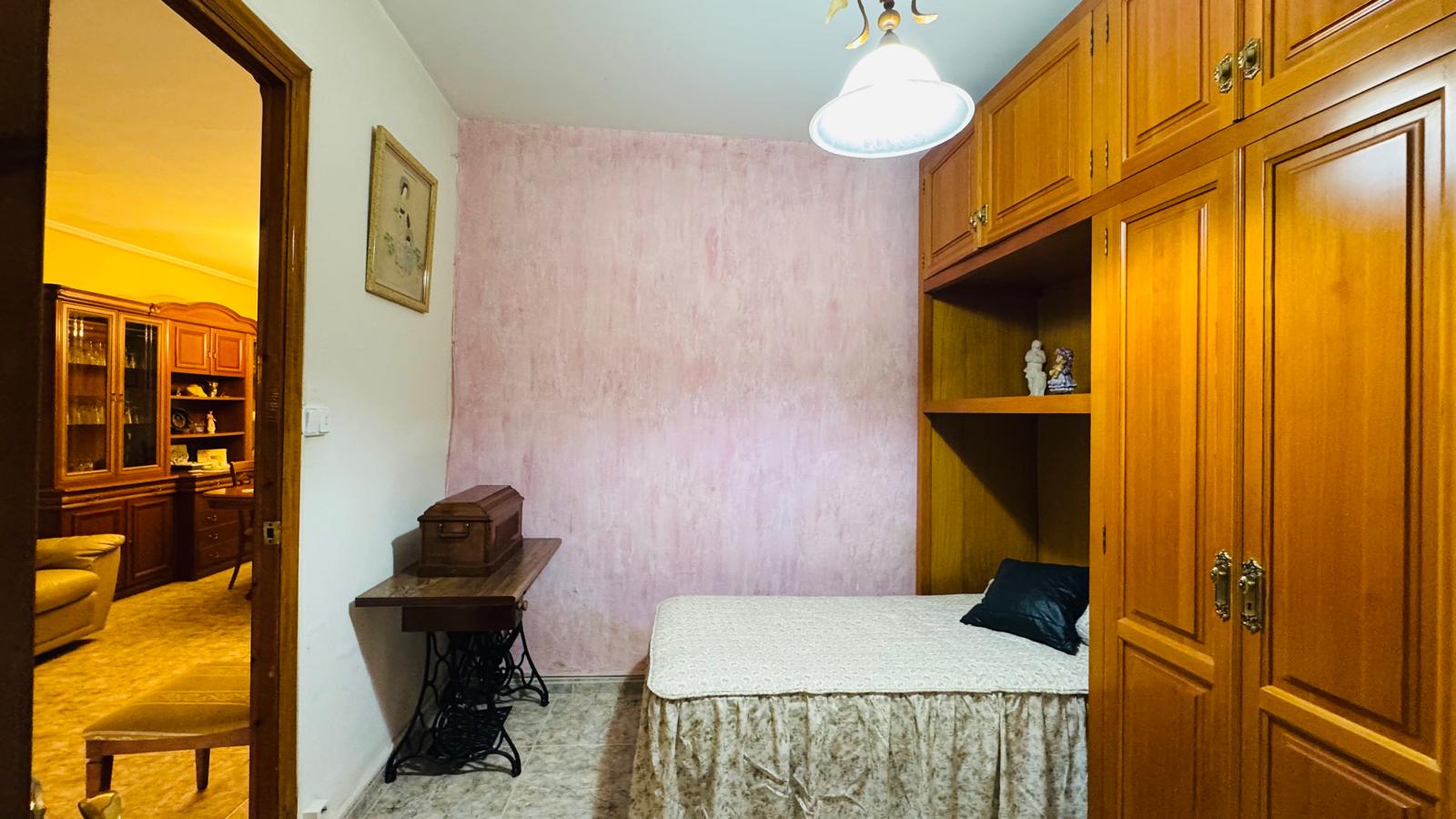 Se vende amplia casa de pueblo con jardín en Pedreguer