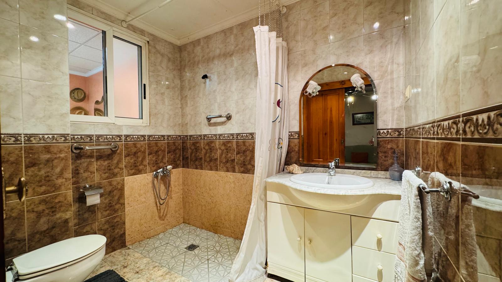 Se vende amplia casa de pueblo con jardín en Pedreguer