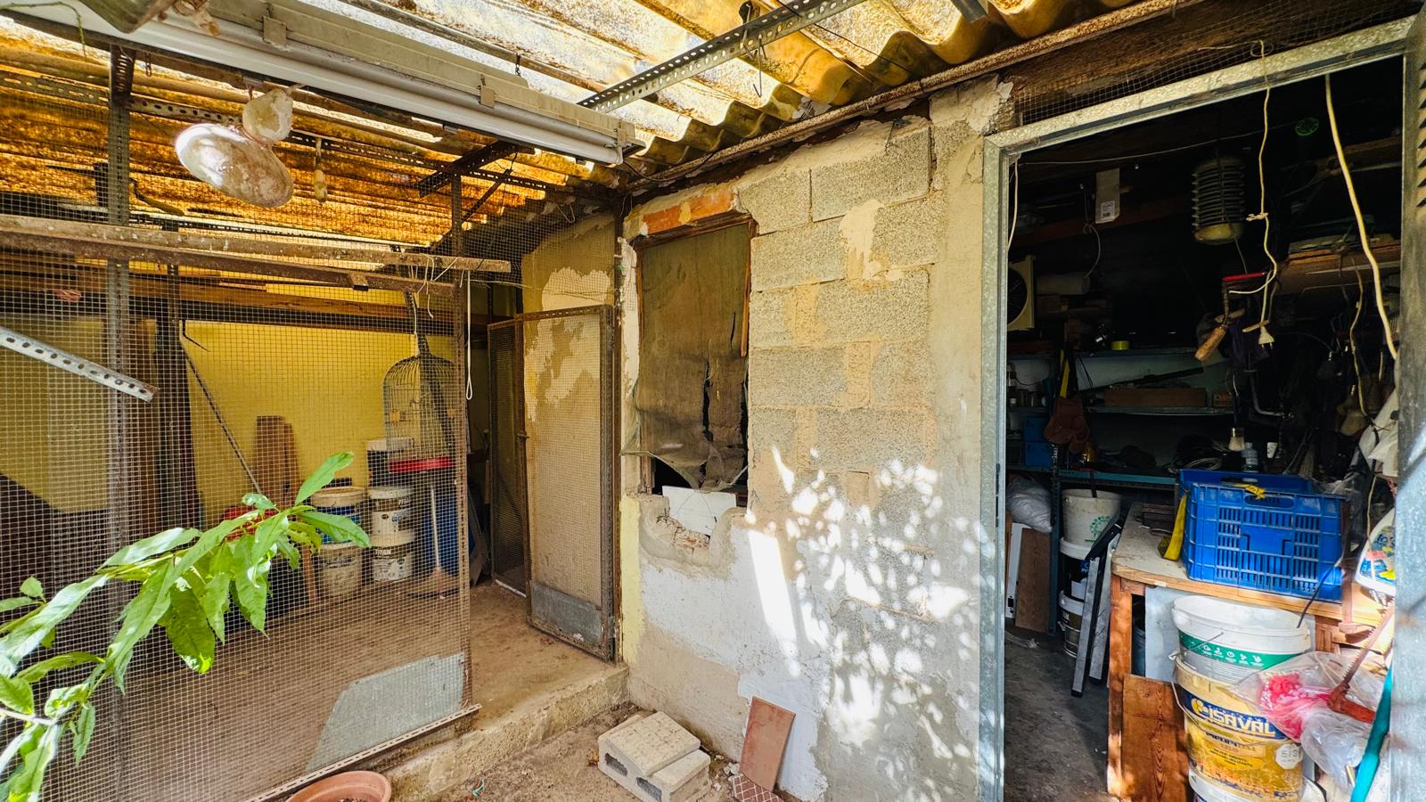 Se vende amplia casa de pueblo con jardín en Pedreguer