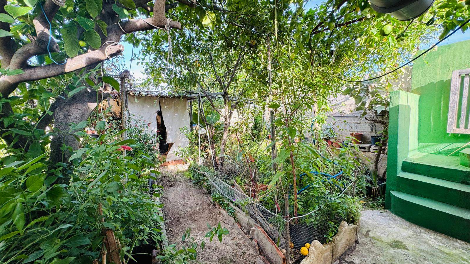 Se vende amplia casa de pueblo con jardín en Pedreguer