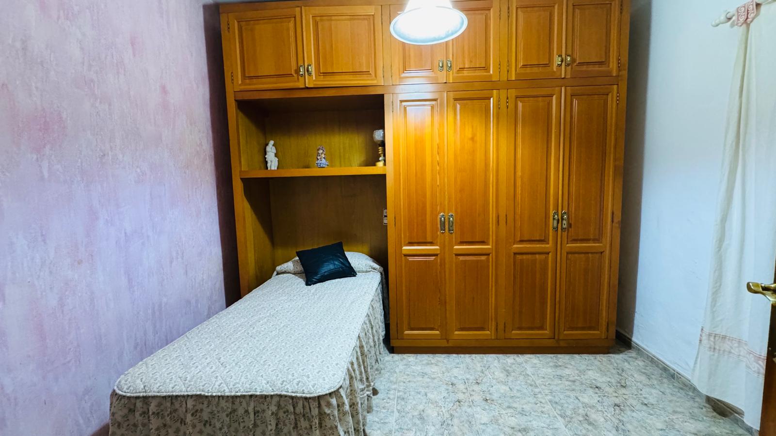 Se vende amplia casa de pueblo con jardín en Pedreguer