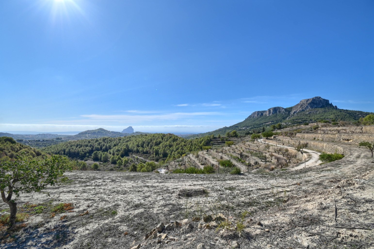 Se vende finca en Benissa con vistas abiertas al mar y motaña