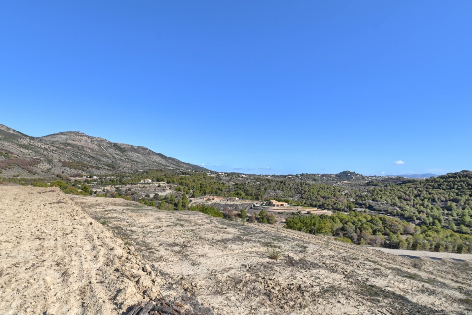 Se vende finca en Benissa con vistas abiertas al mar y motaña