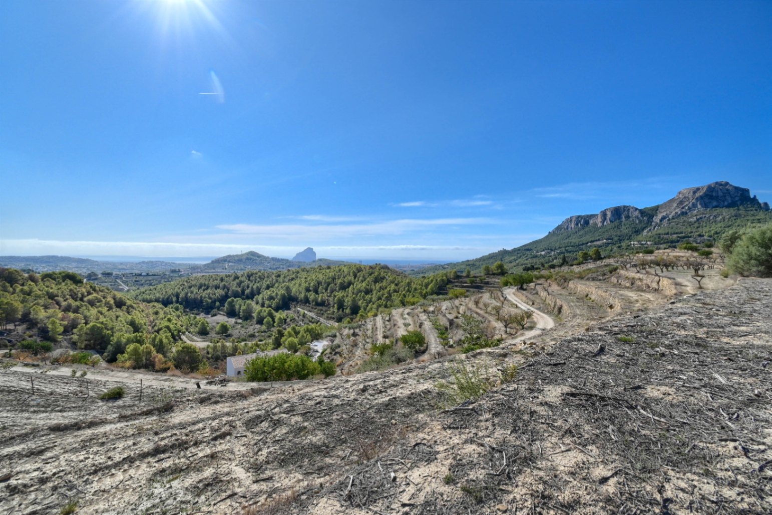 Se vende finca en Benissa con vistas abiertas al mar y motaña