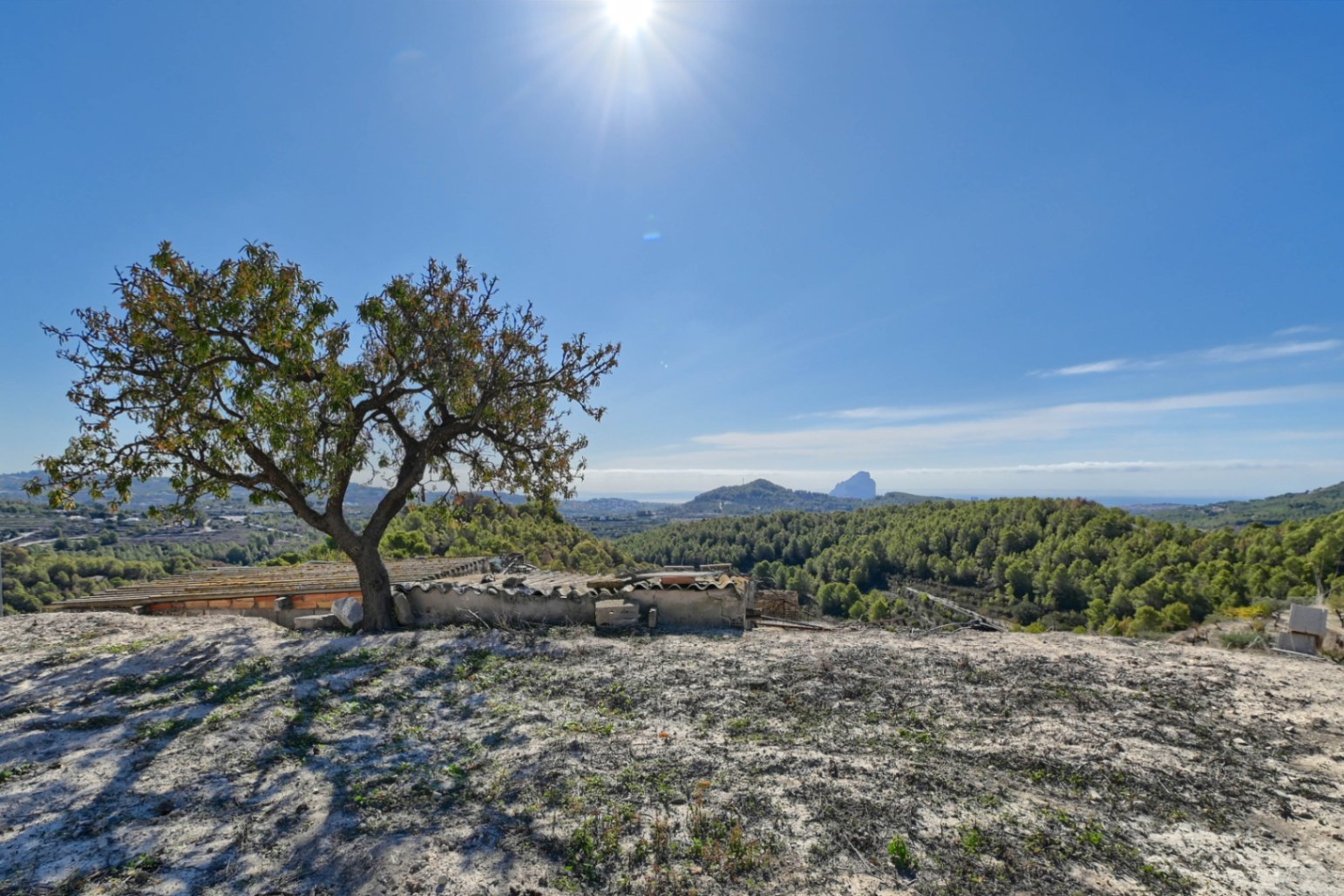 Se vende finca en Benissa con vistas abiertas al mar y motaña