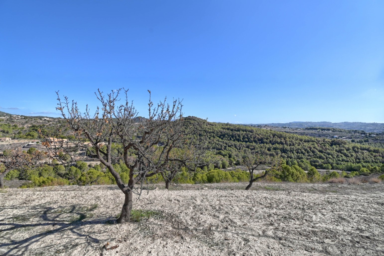 Se vende finca en Benissa con vistas abiertas al mar y motaña