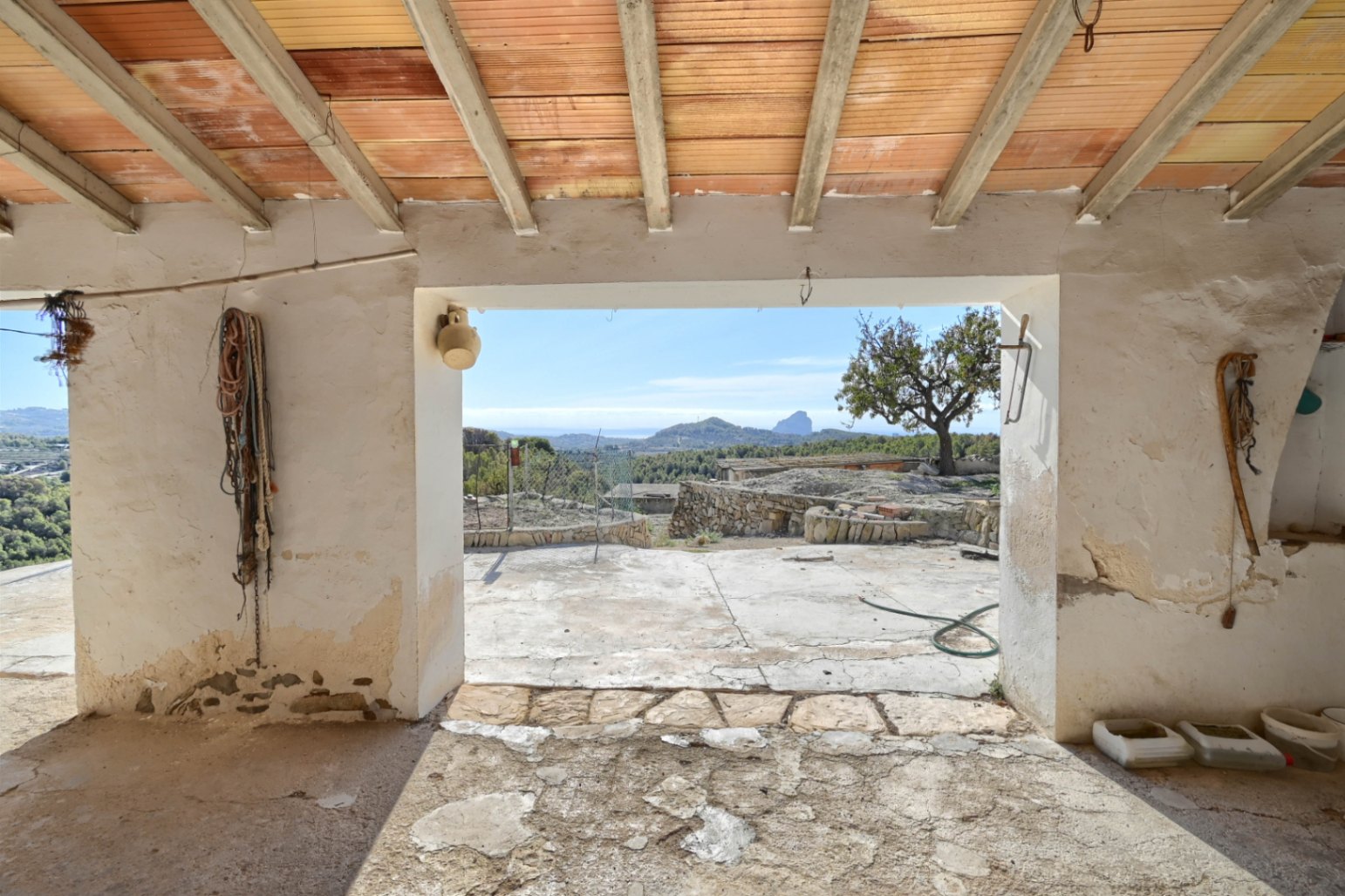 Se vende finca en Benissa con vistas abiertas al mar y motaña