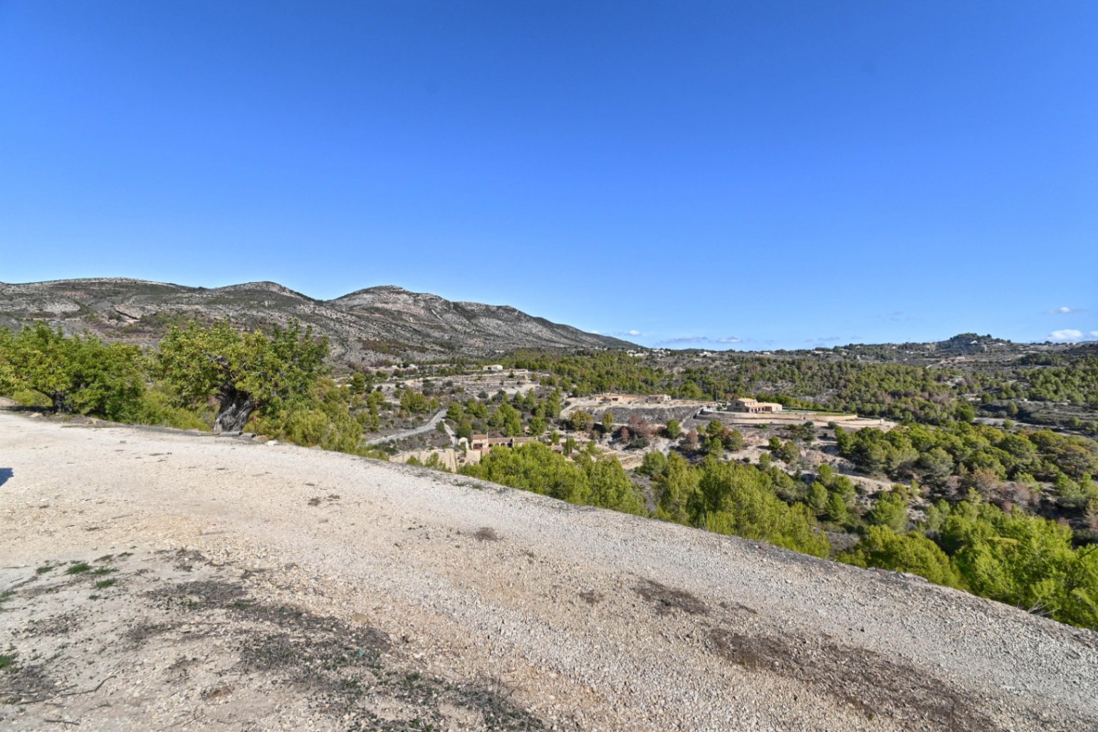 Se vende finca en Benissa con vistas abiertas al mar y motaña