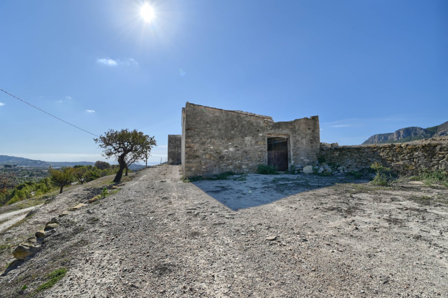 Se vende finca en Benissa con vistas abiertas al mar y motaña