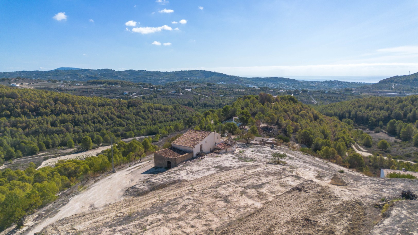Se vende finca en Benissa con vistas abiertas al mar y motaña