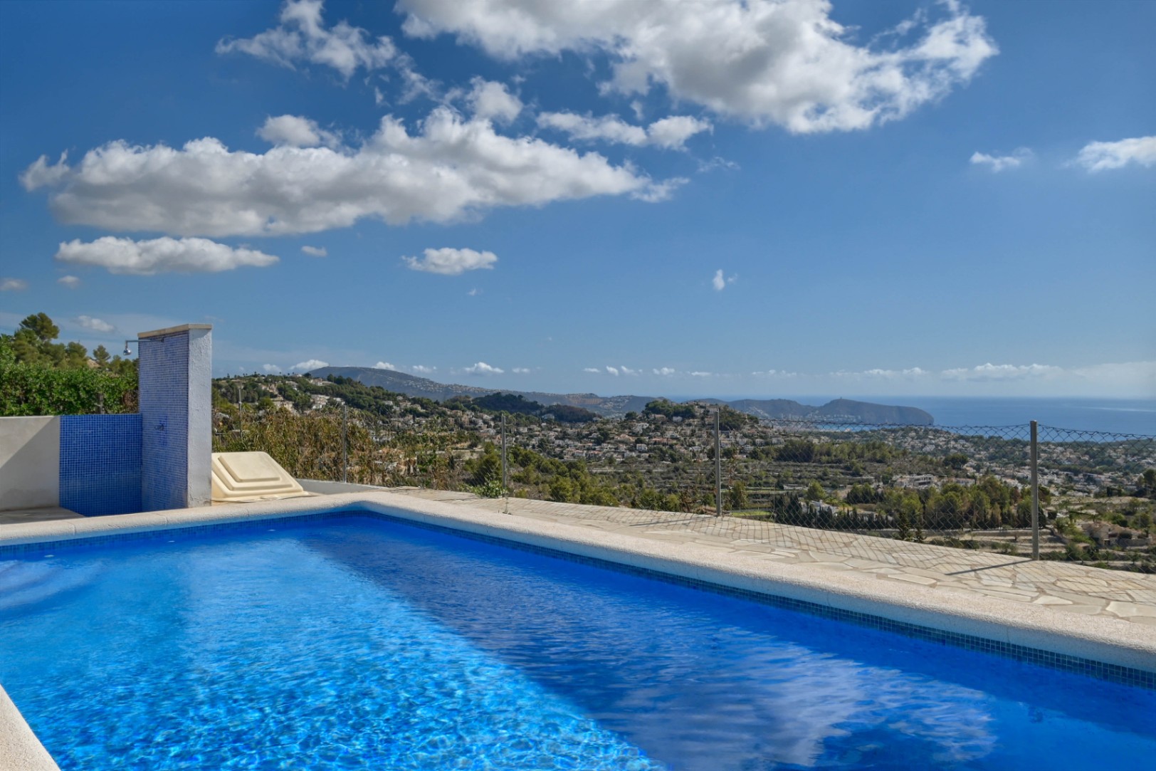 Vendo villa con vistas al mar