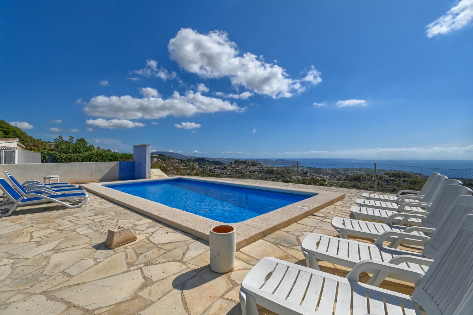 Vendo villa con vistas al mar