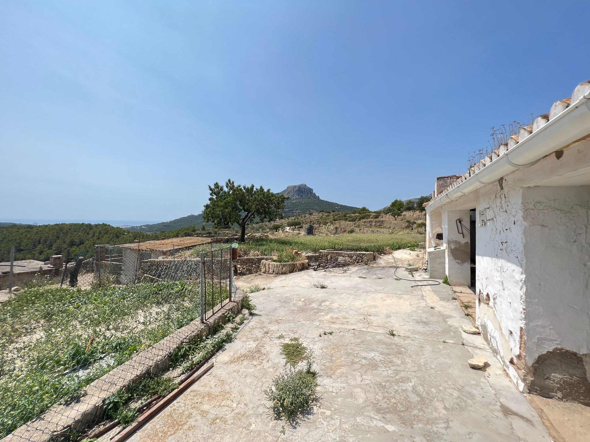 Se vende finca en Benissa con vistas abiertas al mar y motaña