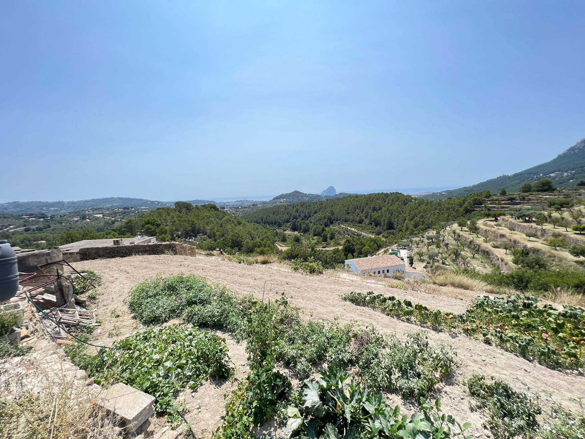 Se vende finca en Benissa con vistas abiertas al mar y motaña