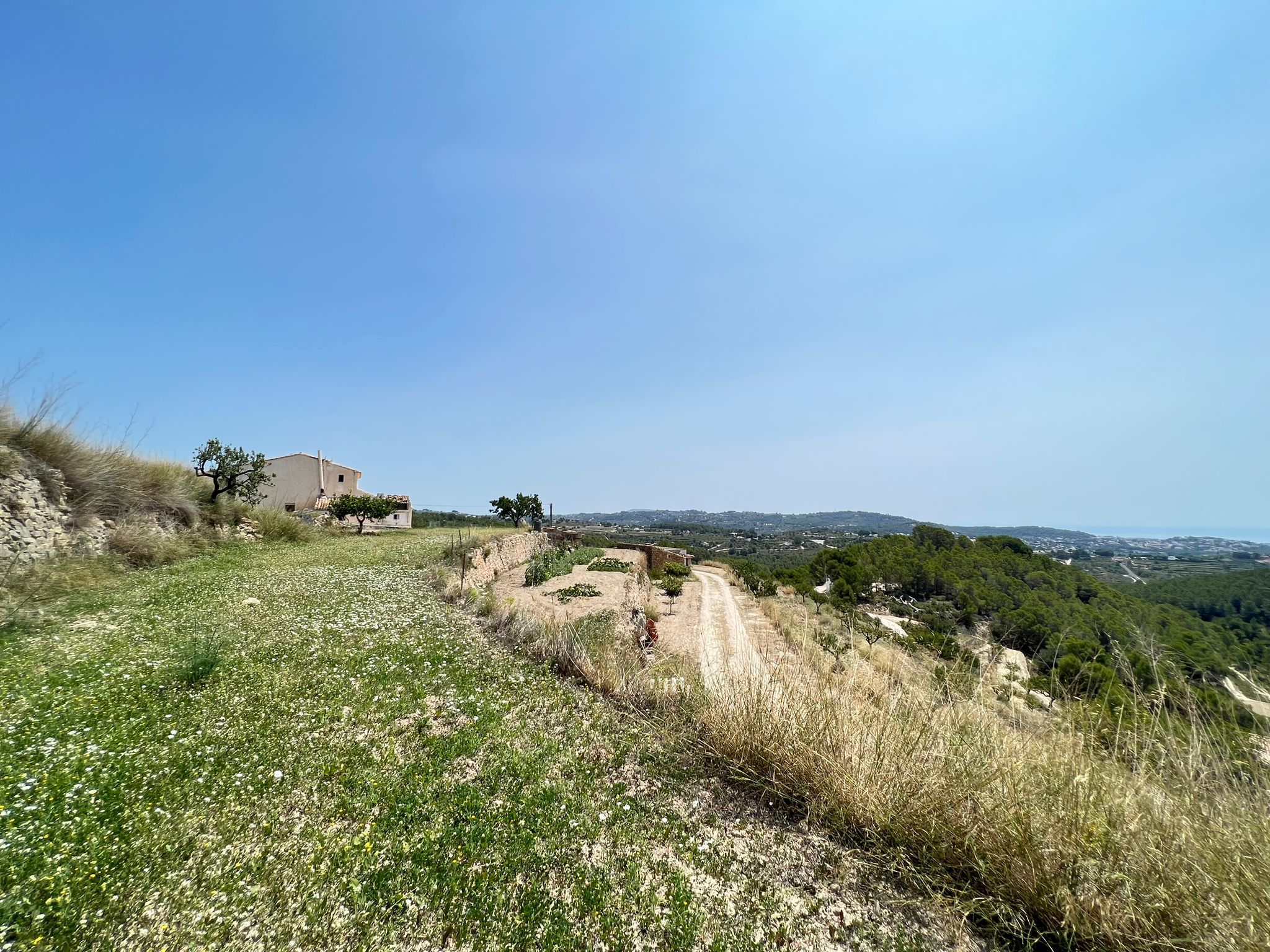 Se vende finca en Benissa con vistas abiertas al mar y motaña