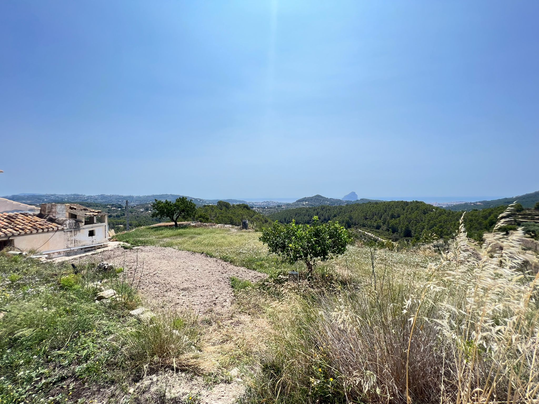 Se vende finca en Benissa con vistas abiertas al mar y motaña