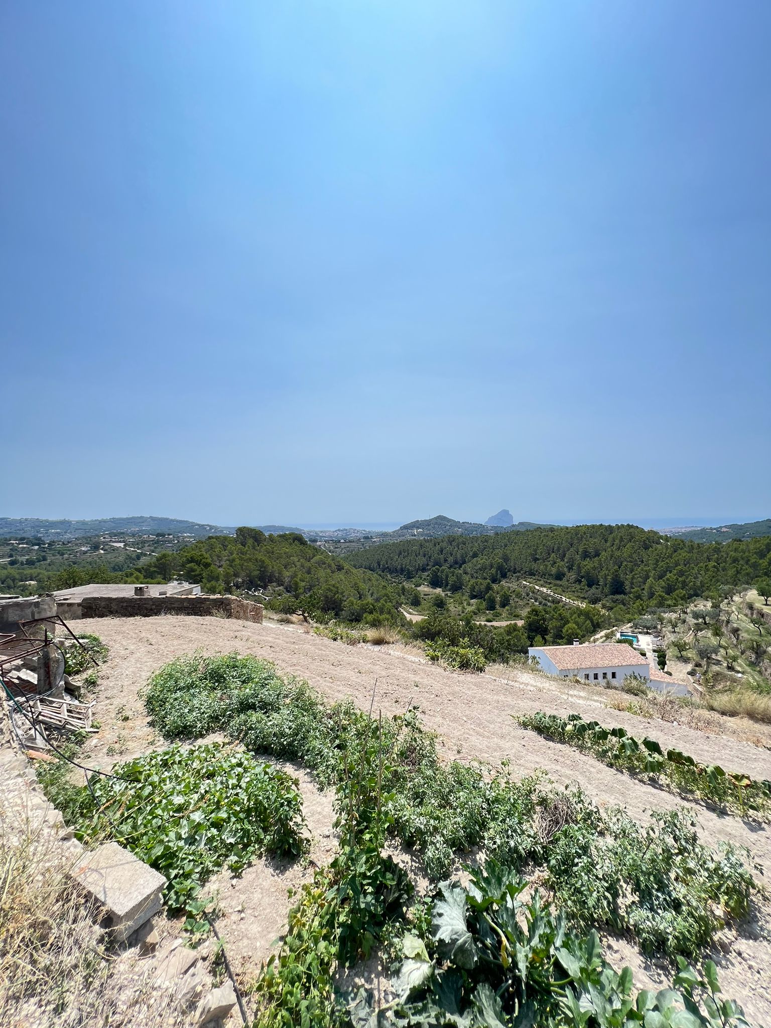 Se vende finca en Benissa con vistas abiertas al mar y motaña